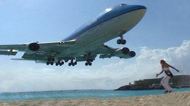 Girl escapes from airplane on Maho Beach