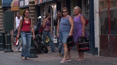 Cruise passengers shopping at Front Street